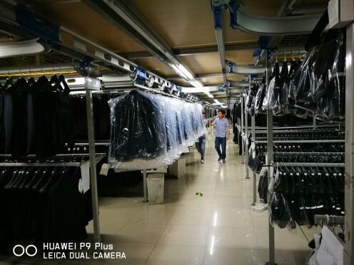 購入 倉庫Ssの縦のコンベヤーの衣服の掛かるシステム online manufacture