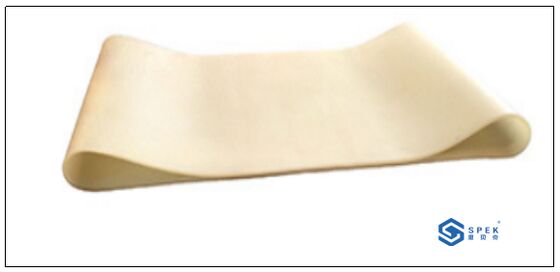 パッドをアームホールに固定し,端を削る 縫製機