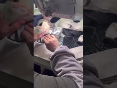 パッドをアームホールに固定し,端を削る 縫製機